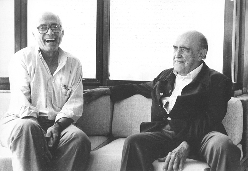 Lelé y Oscar Niemeyer en 1997. Fuente: João Filgueiras, Lelé. Instituto Lina Bo e P.M. Bardi. Lisboa: Blau, 2000.