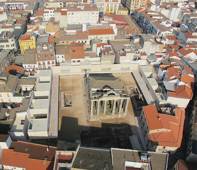 El proyecto se resuelve mediante una pieza perimetral que libera una gran plaza alrededor del templo, en el caso antiguo de Mérida. Fotografía: José María Sánchez García