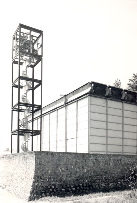 El campanario, formado por cinco paralelepípedos de acero y una escalera en espiral, fue construido en 1984