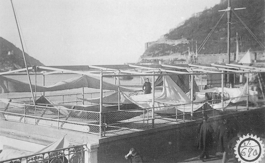 Antiguo Real Club Náutico en 1923. En verano se instalaban unos toldos sobre la cubierta del acuario. Fuente: Real Club Náutico de San Sebastián, 1928-1929. Colegio de Arquitectos de Almería, 1995, p. 33.