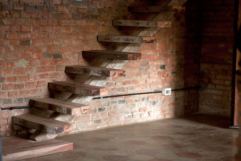 Escalera realizada con restos en buen estado del maderamen de la cubierta preexistente