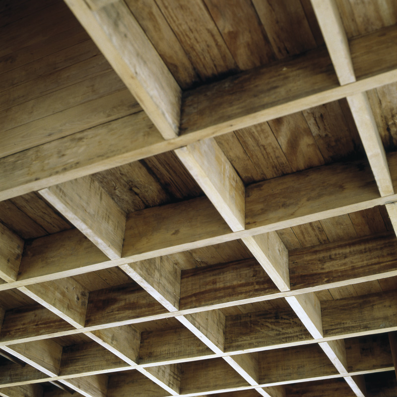 Envigado del techo ejecutado con pies derechos y travesaños a media madera entarugada